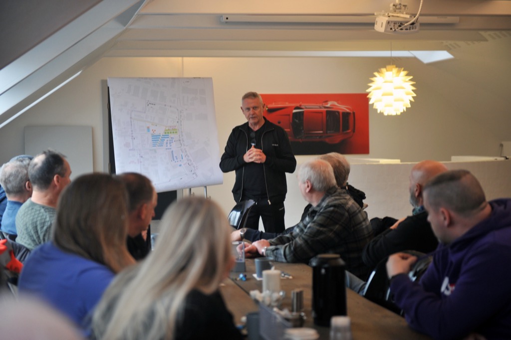 ”Det har virkelig været en fornøjelse at arbejde med de frivillige,” fortæller Nils Holm, der her ses under et orienteringsmøde med den gruppe, som skal stå for at bygge banen op.
(Foto: Classic Race Viborg)